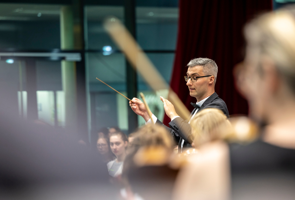 Perfekt dirigiertes Orchester