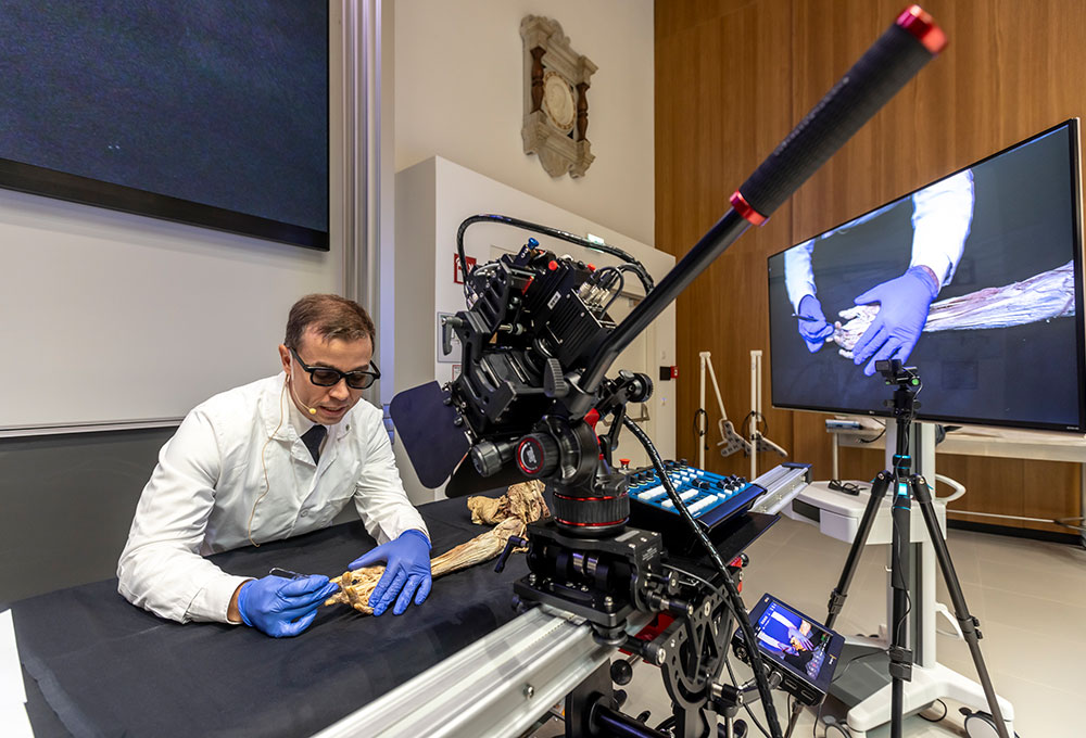 Niels Hammer präsentiert Anatomie live - Credit: Med Uni Graz/Lunghammer
