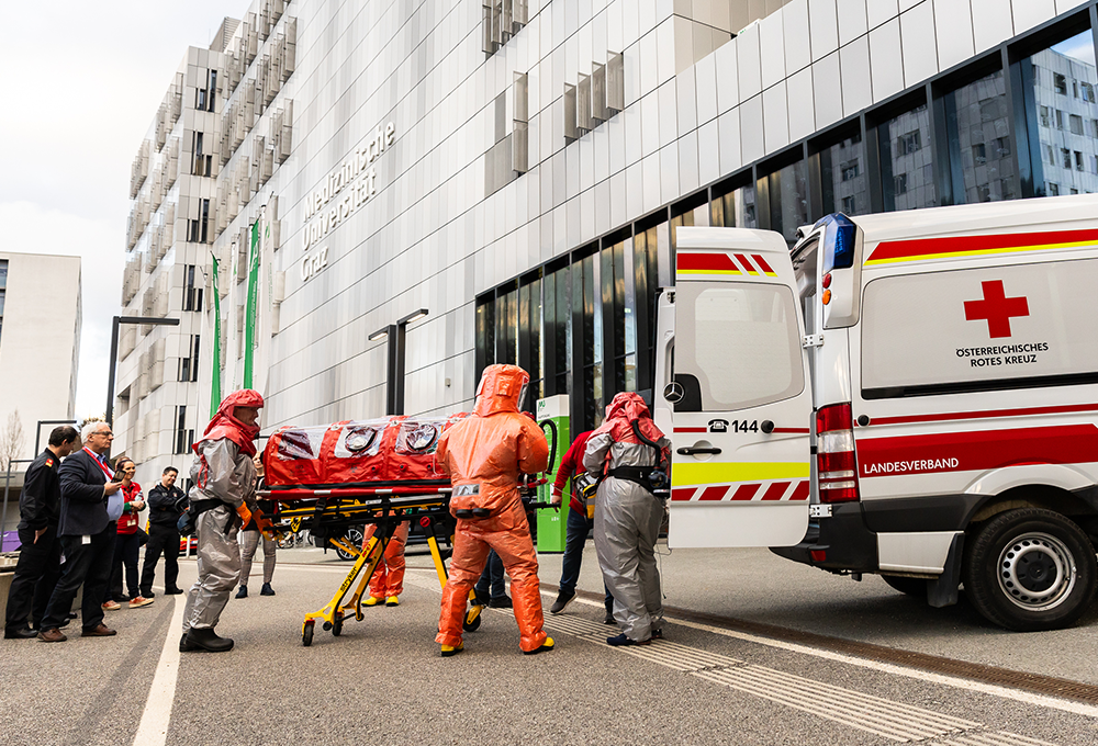 Der "hochinfektiöse Patient" wurde transportiert - Med Uni Graz/Monika Wittmann Photography
