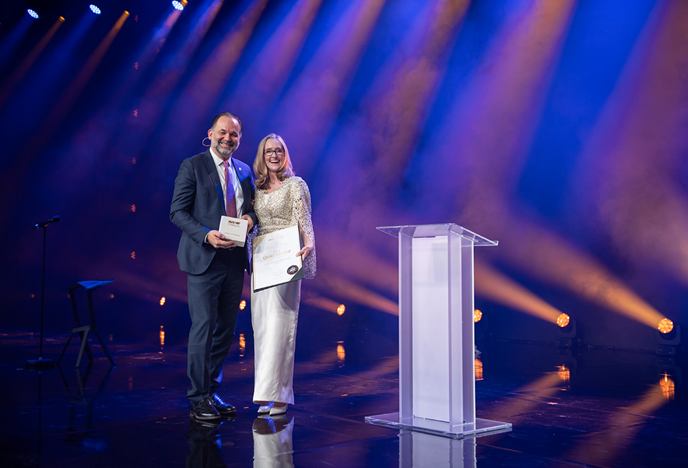 Michael Fuchsjäger erhält die Goldmedaille beim ESR. Foto: ESR/Sebastian Kreuzberger