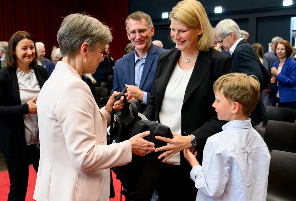 Glückwünsche von Rektorin Kurz an Annkristin Heine