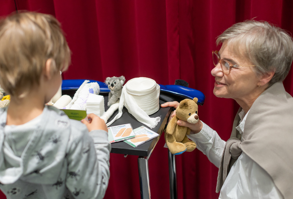 Rektorin Andrea Kurz mit einem jungen Besucher