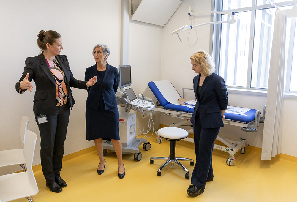 Sarah Heinze führt die Bundesministerinnen durch die Gewaltambulanz. Credit: Med Uni Graz/Wittmann