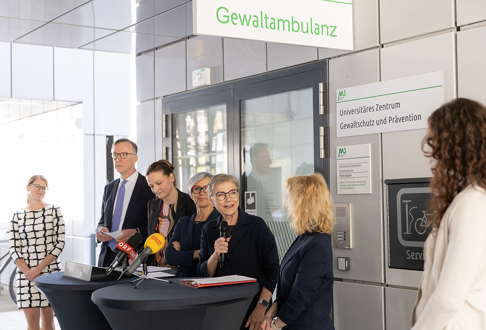 Rektorin Andrea Kurz begrüßt Medien und Redner*innen der Pressekonferenz. Credit: Med Uni Graz/Wittmann
