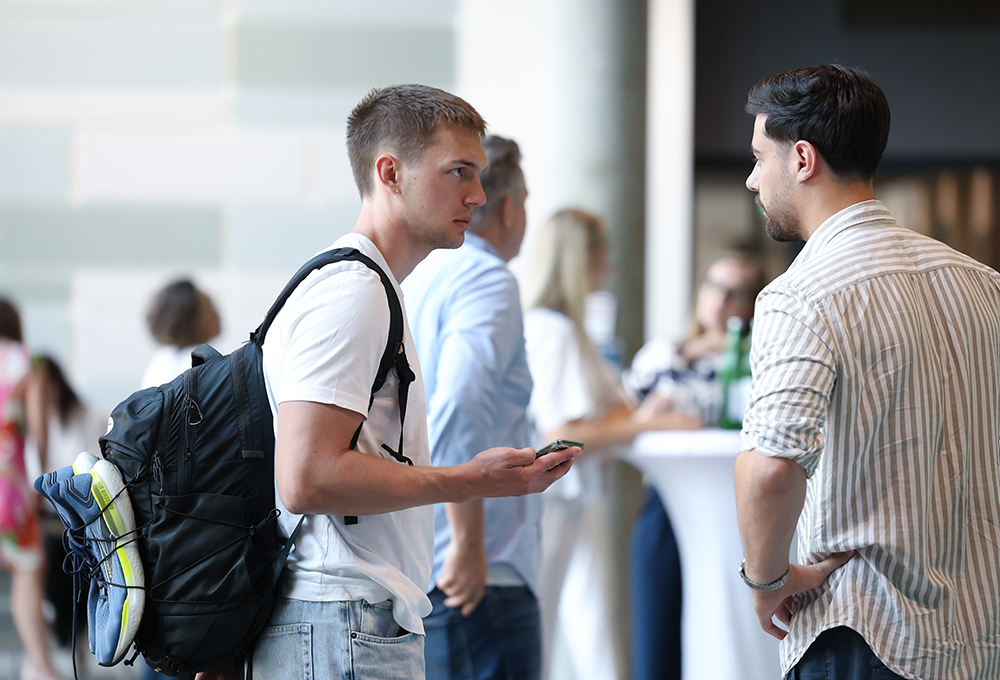 SENovation 2025: Teilnehmer*innen unterhalten sich vor der Aula der Med Uni Graz. Credit: Oliver Wolf