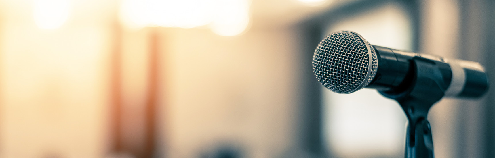 Melanie Suette im Gespräch mit Hannes Deutschmann - Foto: chinnapong/AdobeStock.com