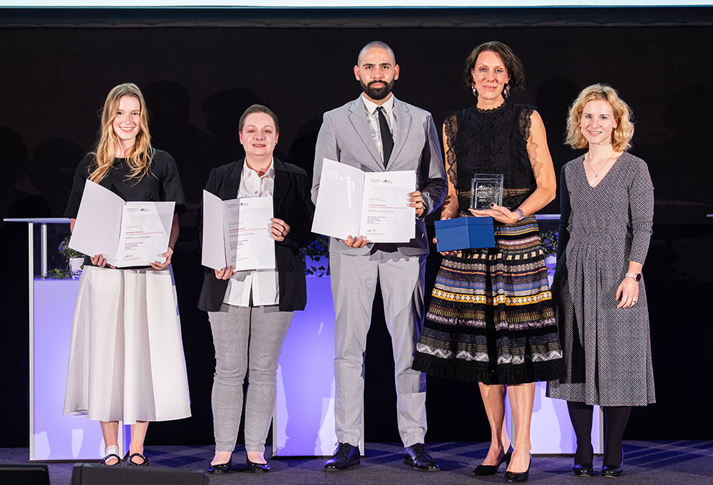 v.l.n.r.: Carla Zitta, Simone Manhal, Sami Mouritane, Doris Wagner, Bundesministerin Eva-Maria Holzleitner - Credit: BMFWF/Sebastian Judtmann
