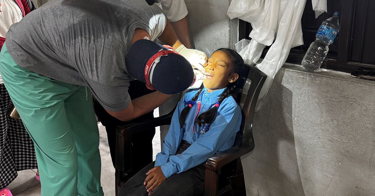 Eine Schülerin bei der zahnärztlichen Behandlung durch Studierende der Med Uni Graz