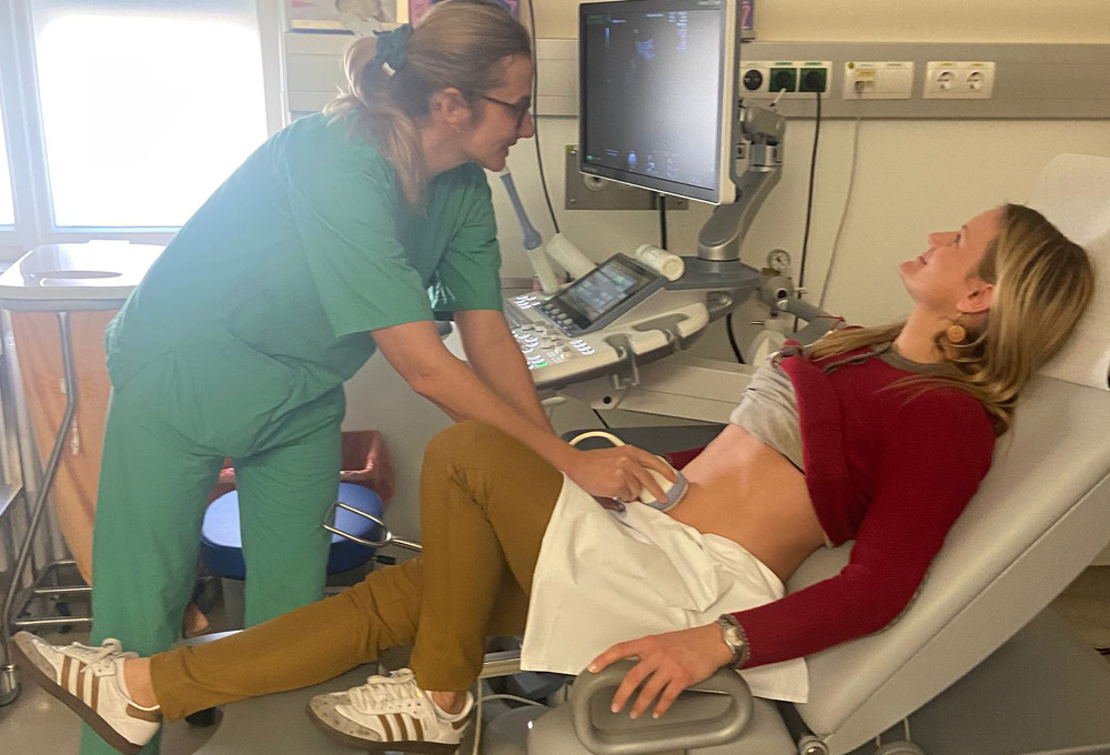 Auch ein Ultraschallgerät durften die Schülerinnen testen