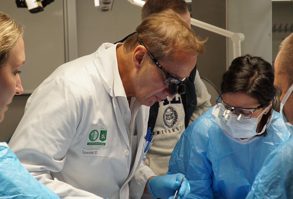 Stefan Spendel unterstützte die Kolleg*innen des Lehrstuhls für Makroskopische und Klinische Anatomie