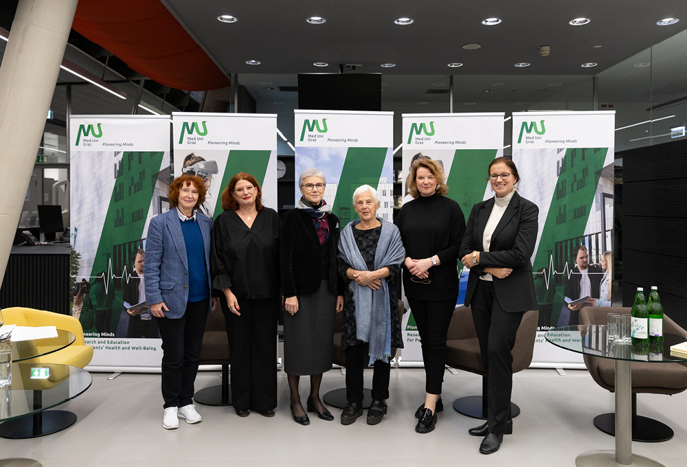 V.l.n.r.: Freyja Maria Smolle-Jüttner, Autorin Birgit Kofler-Bettschart, Rektorin Andrea Kurz, Eva Mohringer-Milowiz, Susanne Scheipl und Vanessa Stadlbauer-Köllner   
