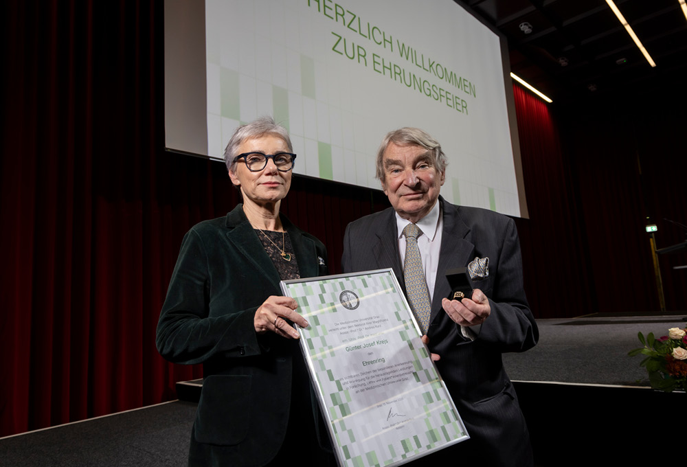 Rektorin Andrea Kurz gratuliert Günter Krejs