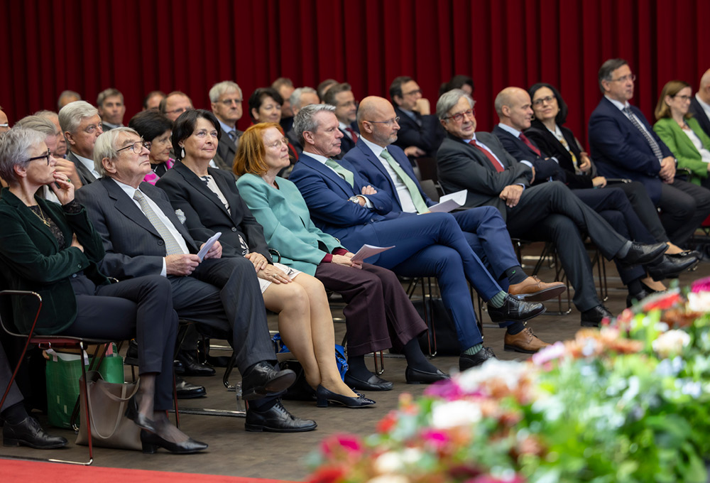 Gut gefüllte Aula bei der Ehrungsfeier
