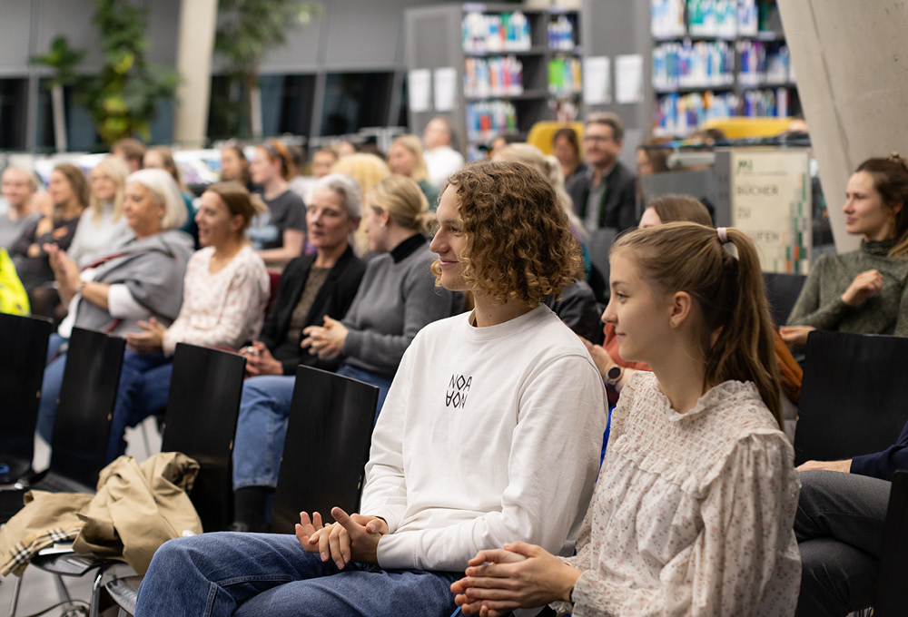 Viele Gäste kamen zur Lesung in die Bibliothek