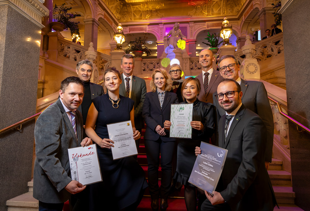 Die ausgezeichneten Erfinder*innen mit Wissenschaftsministerin Eva-Maria Holzleitner und den Rektor*innen der Grazer Universitäten 