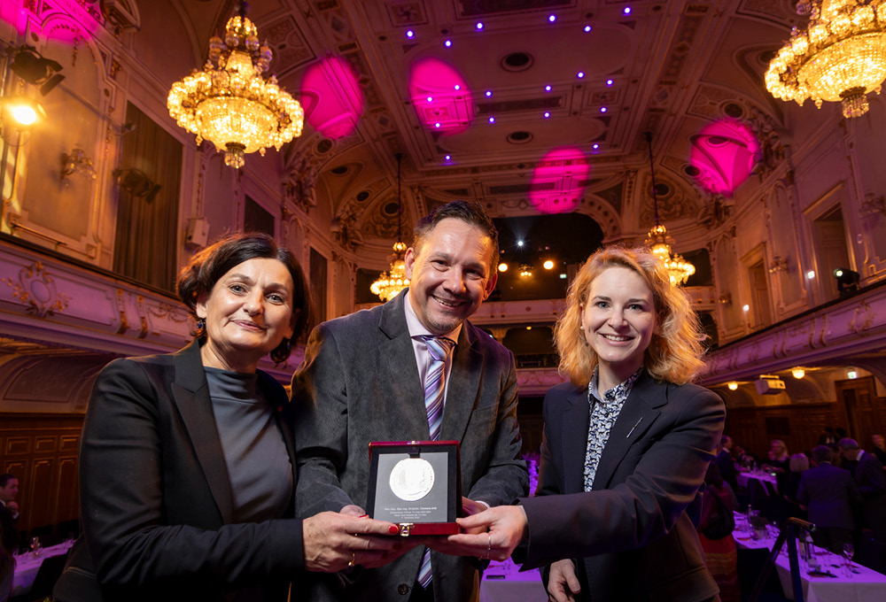Nikola-Tesla-Medaillen-Preisträger Clemens Arth mit Wissenschaftsministerin Eva-Maria Holzleitner (rechts) und Andrea Höglinger, Vizerektorin für Forschung der TU Graz 
