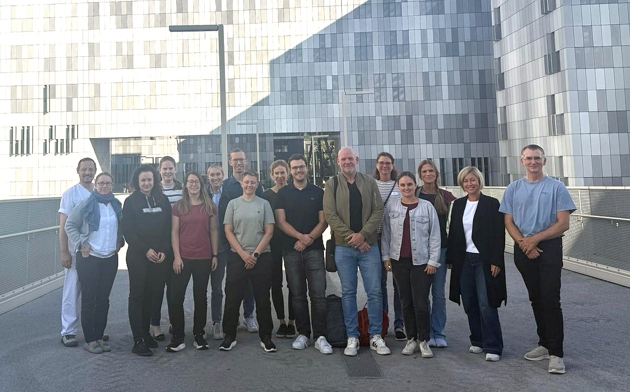 Lukas Mileder (links) mit den Teilnehmer*innen der neuen Ausbildung