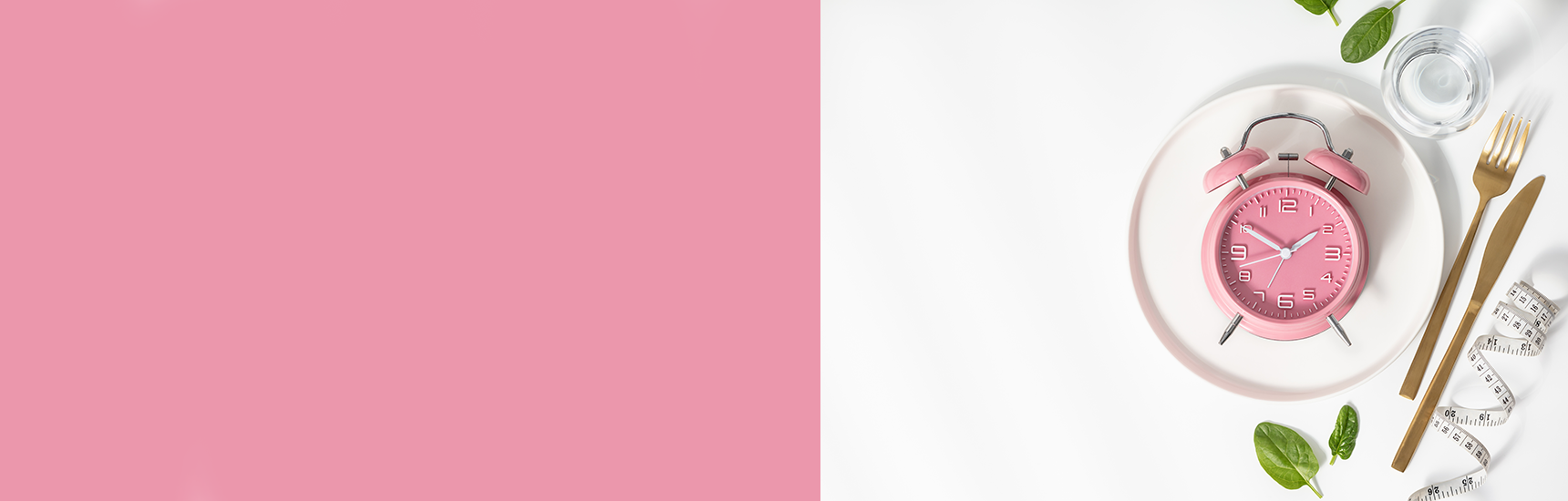 Rosa Wecker liegt auf einem Teller