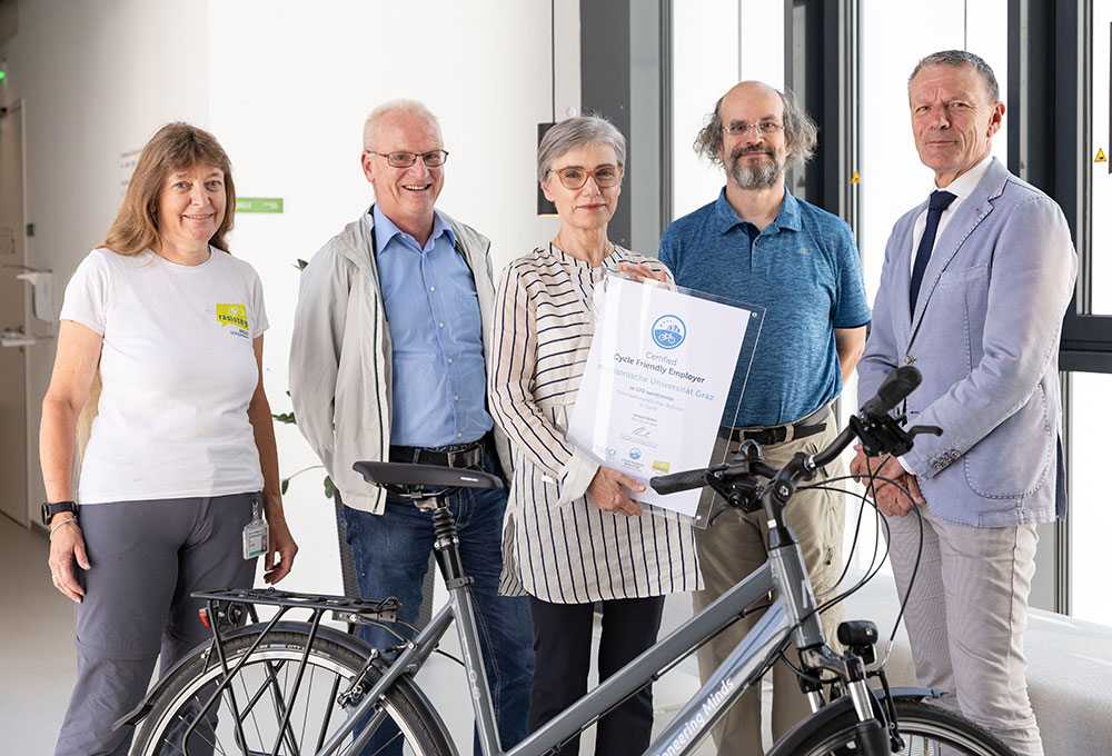 Die Überrreichung des Zertifikats - Med Uni Graz/Monika Wittmann