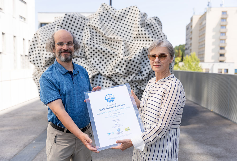 Die Radlobby Graz überreicht das Zertifikat - Med Uni Graz/Monika Wittmann