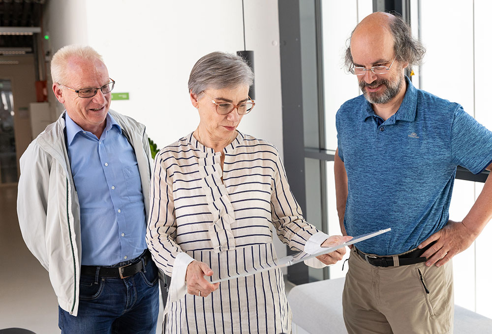 Rektorin Andrea Kurz mit dem Zertifikat - Med Uni Graz/Monika Wittmann