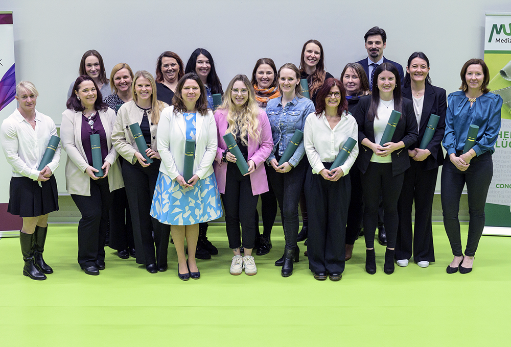 Die ersten Absolvent*innen des neuen Universitätslehrgangs. 