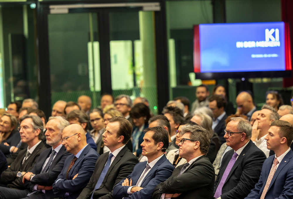 Das gespannte Publikum verfolgt den Vortrag