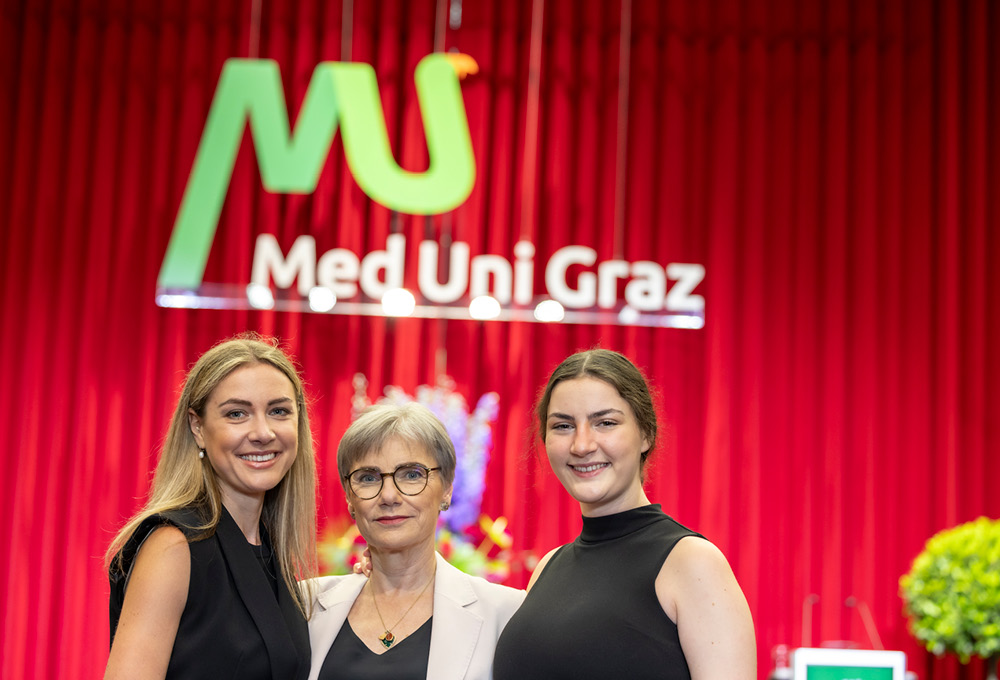 Rektorin Andrea Kurz mit ihren beiden Töchtern