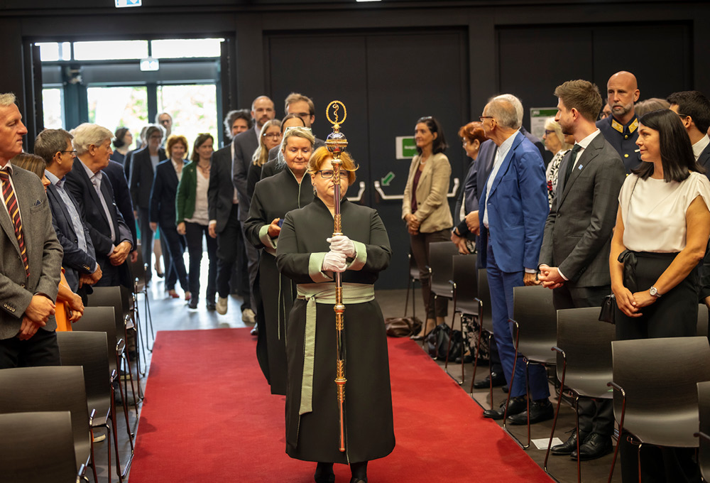 Der Einzug der Würdenträger*innen